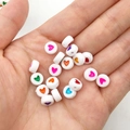 7mm witte acryl kralen met kleurrijke hartpatronen voor DIY armbanden maken - Veelkleurig hart symbool op wit