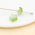Perles fleurs cerisier en verre vert clair avec tige en métal pour bijoux artisanaux - Pétale de fleur de cerisier (26959)