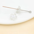 Kit DIY bijoux avec perles de fleurs blanches mates à cinq pétales et tiges en métal argenté - Pétale de fleur de cerisier (26963)