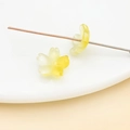 Perle fleur de cerisier dégradée jaune translucide avec trou pour création de bijoux - Pétale de fleur de cerisier (26964)