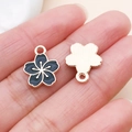 Pendentif fleur de cerisier sakura or rose et émail noir tenu dans la paume - Petit Sakura (12088)