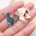 Pendentif chat en émail noir avec détail cœur rouge et dos doré texturé pour bijoux - Animal Chat (17514)