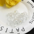 Cuentas de resina UV transparentes facetadas para joyas DIY en un plato blanco elegante - Cuenta Facetada Transparente (14629)