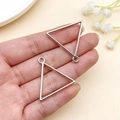 Colgantes triangulares isósceles plateados en mano para referencia de tamaño de joyas - Bisel de Marco Triangular (22234)