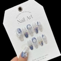 Uñas postizas artesanales con rosas 3D y lazos aurora en azul y blanco translúcido - Mariposa Camelia / Extra Pequeño (XS)