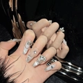 Unghie finte nude pink con glitter argento, strass a cuore e ciondoli a forma di farfalla - XS / Cielo stellato