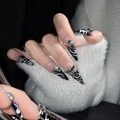 Unghie finte stiletto fatte a mano con motivo zebrato e stelle 3D argento in stile punk Y2K - Extra Piccolo (XS)