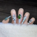 Uñas stiletto de Navidad con gemas verdes, lazos plateados y diseño de copos de nieve - Canción de Amor de Invierno / Extra Pequeño (XS)