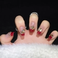 Gros plan d'ongles press-on French rouges avec strass dorés et perles brillantes - XS / Vin Rouge Platine