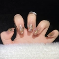 Unghie finte lunghe a bara di lusso con glitter aurora champagne e accenti in foglia d'oro - Stile Bara Corta Champagne Aurora (1311-XS)