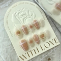 Faux ongles faits main aux tons thé au lait avec cœurs dorés et décorations de perles - Grand (L)