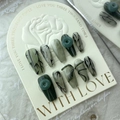 Unghie finte artigianali verde smeraldo con arte a inchiostro di bambù e pietre di giada - Grande (L) / Ombra di Serpente Verde e Bambù