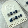 Unghie finte corte quadrate con motivo marmorizzato blu scuro e glitter argentati - Grande (L) / Contrasto Blu Nero