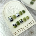 Set di unghie finte fatte a mano con panda e bambù, finitura verde lucida su cartoncino - L / Panda Dipinto a Mano