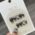 Unghie finte fatte a mano sfumate nere con decorazioni metalliche a farfalla e cuore - L / Fard Metallo Nero