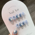 Uñas postizas azul y violeta con textura de hielo, rosas de resina y brillantes cristales - Cristal de Hielo Azul Mar / Grande (L)