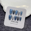 Uñas postizas artesanales punk ojo de gato azul oscuro con calaveras metalizadas - Grande (L) / Azul Encanto Ojo de Gato Estilo Escalera Corta (878)