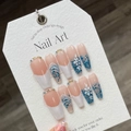 Unghie finte French coffin extra lunghe con glitter blu sfumati e decorazioni floreali 3D - L / Stile Esportazione Francese