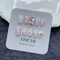Unghie finte fatte a mano ciliegia e crema con fiocchi rosa, perle e strass lucidi - L / Ciliegia Cremosa