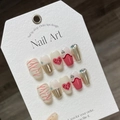 Unghie finte rosa con decorazioni a cuore fragola e strass su scheda display - Extra Piccolo (XS) / Fiamma Rosa Spice Girl