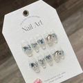 Unghie finte fatte a mano Biancaneve con cristalli blu e strass 3D a cuore - Extra Piccolo (XS) / Estetica Fredda