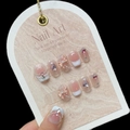 Unghie finte fatte a mano rosa sfumato con fiocchi e perle su base in marmo - Extra Piccolo (XS) / Blush Rosa
