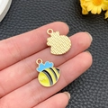 Detail van de bijenhanger met geel emaille en gestructureerde goudkleurige achterkant - Kleine Insect Kleine Bij (23020)