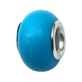 Makro-Detail einer himmelblauen Harzperle mit großem Silbermetallkern für DIY-Armbänder - Seeblau Rund Stil (13159)