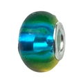 Makro-Detail der seeblauen Harzperle mit Glitzer und silbernem Metallkern - Blau-Grün Farbverlauf Zweifarbig Rund Stil (13174) / 13mm (5mm Loch) / Blau-Grün-Verlauf