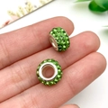 Detalle de cuentas de resina verde facetada con cristales pavé para hacer joyería - Estilo Pavé de Strass Verde (11556)