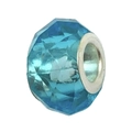 Makroaufnahme einer facettierten himmelblauen Glasperle mit Silberkern für DIY-Schmuck - Seeblau Rund Facettiert Stil (13247) / 13mm (5mm Loch) / Seeblau
