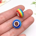 Makroaufnahme bunter Harzperlen mit Regenbogenstreifen und silbernem Metallkern - Bunter gestreifter Stil (11542) / 1 Stück (13mm) / bunt