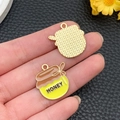 Gedetailleerd voor- en achteraanzicht van kleine honingpotbedeltjes voor sieraden - Strik Honingpot Stijl (23023)