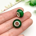 Primer plano de cuentas de resina verde facetada con núcleo grande de metal plateado DIY - Estilo Mate Facetado Verde (13137)