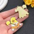 Gedetailleerd voor- en achteraanzicht van emaille kabouterhangers voor DIY-sieraden maken - Gele Honing Gnoom (23024)