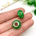 Primer plano de cuentas de vidrio craquelado verde con núcleo de metal para joyas DIY - Estilo Craquelado Verde (13133) / 1 Pieza (13mm) / Verde