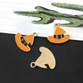 Detail van emaille toenaarshoed hanger met oranje druppelolie en gouden metalen achterkant - Oranje Heksenhoed (14007)