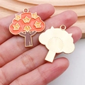 Detalle del colgante de árbol en esmalte de colores mostrando el frente y el dorso dorado - Árbol de Arce de Esmalte Naranja Acción de Gracias (20297)
