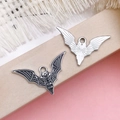 Dettaglio di ciondoli a pipistrello in smalto con fronte nero e retro in metallo per il fai-da-te - Pipistrello di Halloween in Lega di Zinco Smalto Nero Bianco K (18157) / 26x17mm