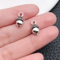 Vista macro de dijes de bellota plateados para creación de joyas DIY y pendientes - Piña Plata Antigua (8823)