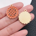 Detalle de colgante de esmalte naranja con reverso dorado texturizado para DIY - Pastel de Calabaza de Esmalte Naranja Acción de Gracias (19325)