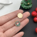 Detailsicht von Weihnachts-Blumenanhängern aus Legierung mit grünem Emaille für DIY-Schmuck - Grüner Kranz (21096)