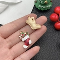 Makroaufnahme der Emaille-Weihnachtssocken-Anhänger mit festlichem rot-grünem Tropföl-Design - Rote Socke (21095)
