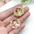 Dettaglio dei ciondoli con coniglio e fiori per la creazione di gioielli fai da te - 28x24mm / Ghirlanda Cava Coniglio Perla Artificiale Smalto Bianco