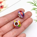 Bunte geometrische Harzperlen mit großem Loch und Metallkern für DIY-Armbänder - Regenbogen gepunkteter Stil (14439) / 1 Stück/Packung (8x14mm) / Lila