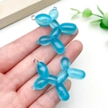Detail van blauwe doorschijnende hars ballonhond hangers met glitters voor DIY-werk - Transparante Meerblauw Ballonhond Stijl (23903)