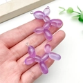Detail van paarse lichtgevende ballonhond hangers van hars vastgehouden voor de grootte - Transparante Paarse Ballonhond Stijl (23902)