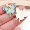 Pendentif papillon émaillé bleu avec tulipe rose et dos doré texturé - Papillon Tulipe Bleu Lac (18108)