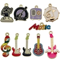 Set di 10 ciondoli musicali in smalto con chitarra e radio per gioielli fai-da-te - Serie Musicale in Smalto Set da 10 Pezzi (SN1400)