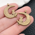 Antique bronze cat on the moon alloy charms for vintage style DIY jewelry making - Cat on Moon (6461) / 18x22